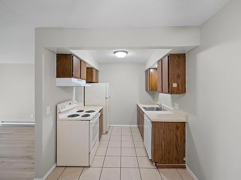 Toledo Circle Apartments — Photo 22