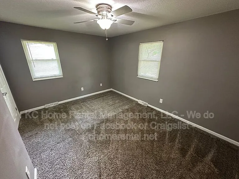 424 NE Lakeview Dr — Photo 12