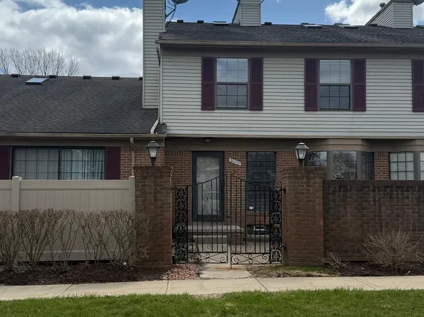 38959 Country Cir, Farmington, MI 48331
