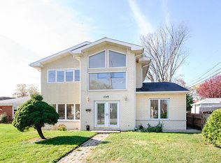 8548 Gross Point Rd, Skokie, IL 60077