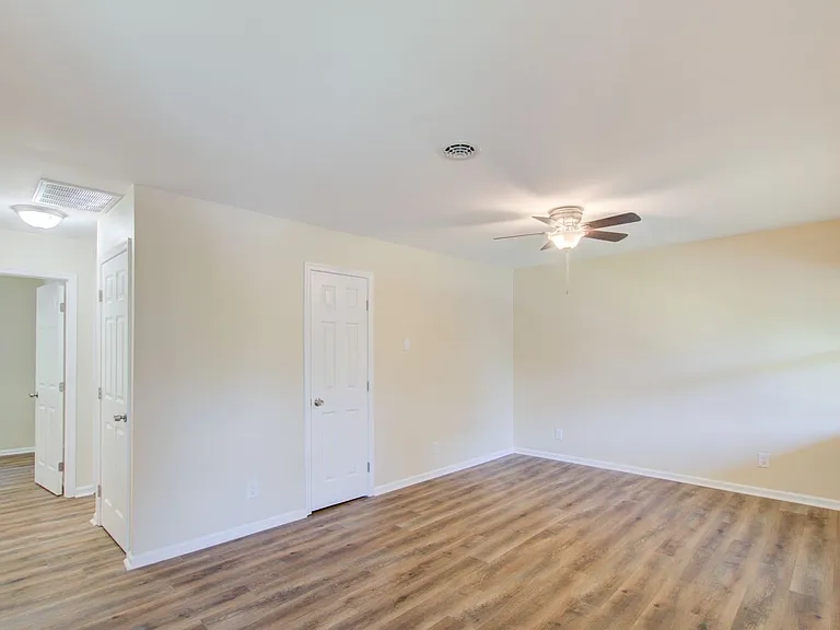 2912 Wesley St — Photo 2
