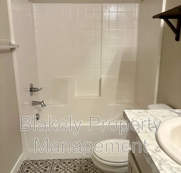 645 SW Inby St — Photo 6