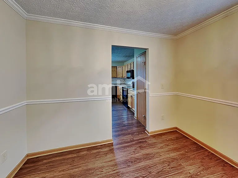 452 Crestmoore Dr — Photo 7