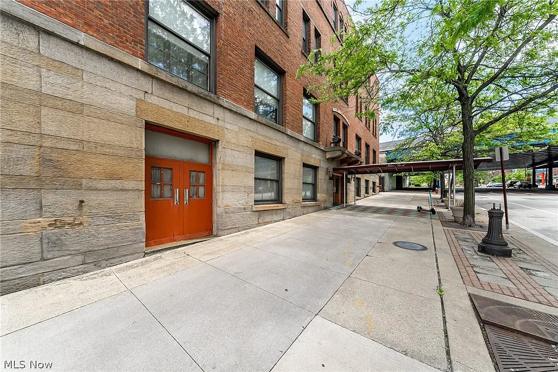 Building Photo - 1133 W 9th St #305