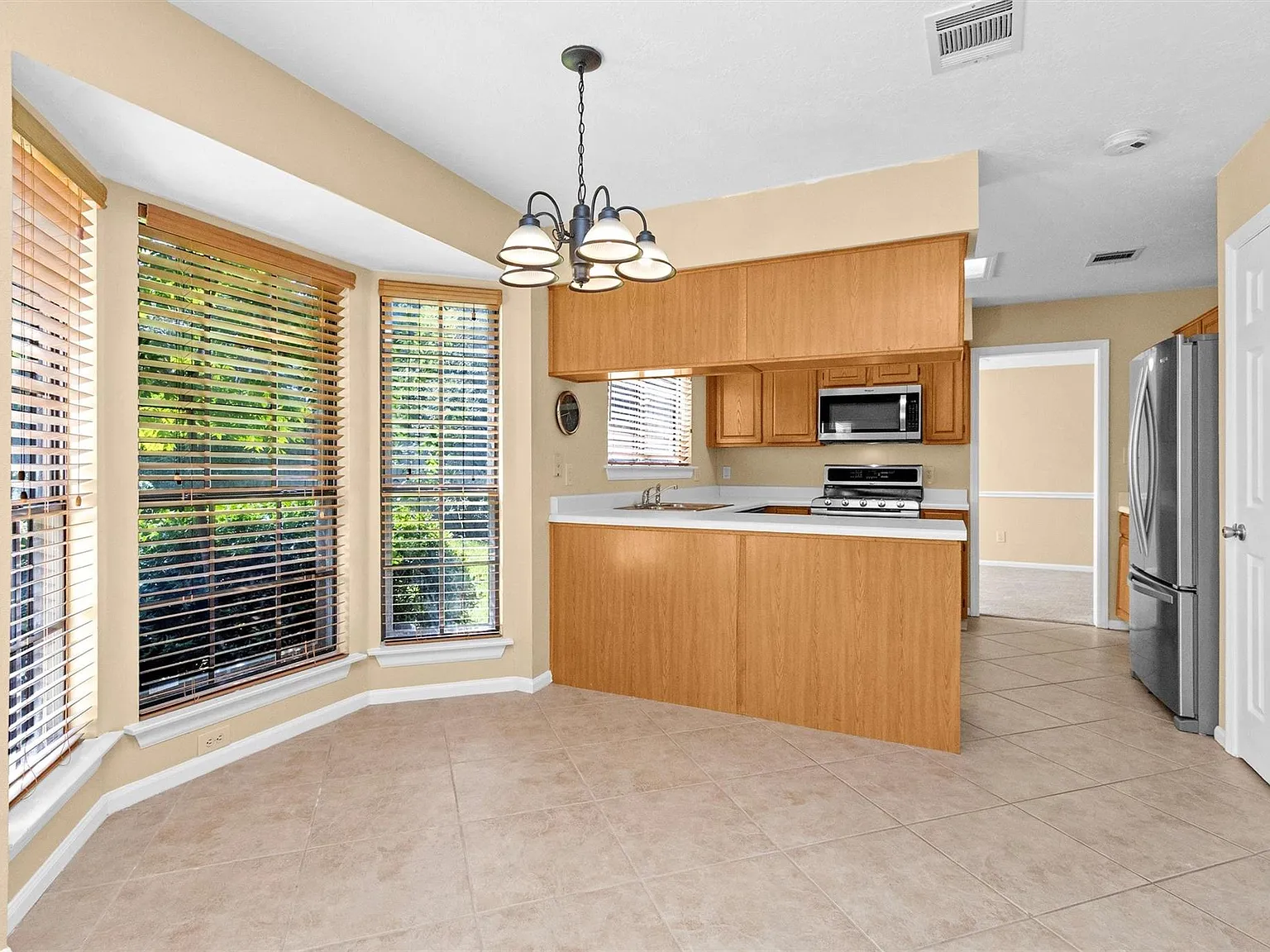 4 bed, 2.5 bath, 2416 sqft, $2,400 — Photo 3
