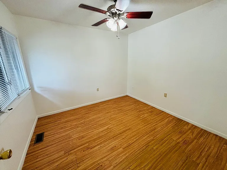 323 Shenandoah Cir — Photo 4