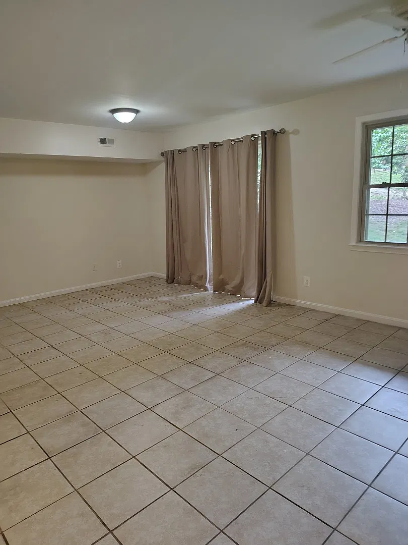 Your Dream Home Awaits! Spacious 4-Bedroom Home — Photo 4
