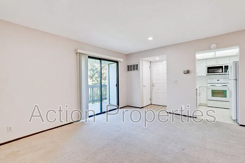 2 bed, 2.0 bath, 1078 sqft, $4,295 — Photo 3