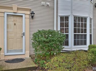 287 Larch Ln, Mahwah, NJ 07430