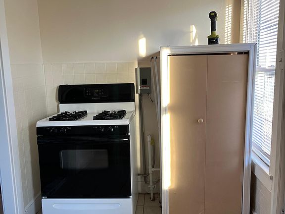 Gas tove, Electric water heater behind the cabinet