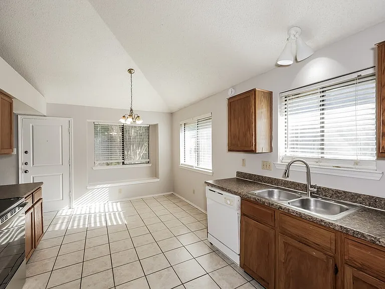 3309 Creekwood Ln — Photo 8