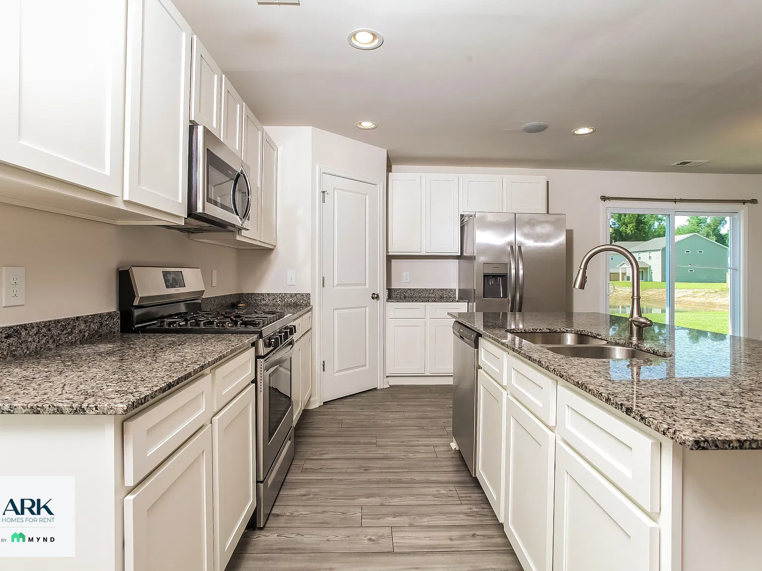 3 bed, 2.0 bath, 2280 sqft, $2,015 — Photo 3