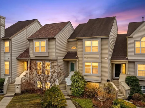 6185 Stonepath Cir, Centreville, VA 20120