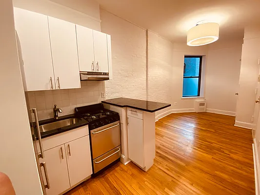 Rented by Metropolis Real Estate of Manhattan | media 11