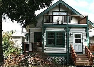 3835 SE Ivon St photo 1