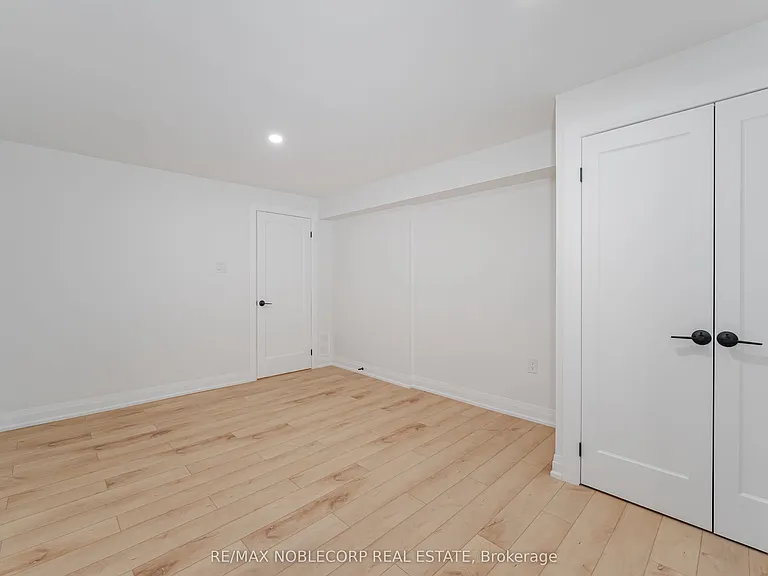 131 Dunstan Cres #LOWER — Photo 20