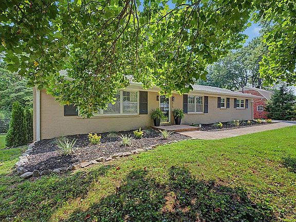 2nd image of 815 Ridgecrest Way
