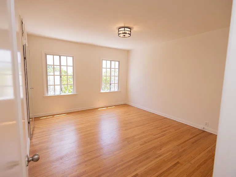 446 S La Peer Dr — Photo 14