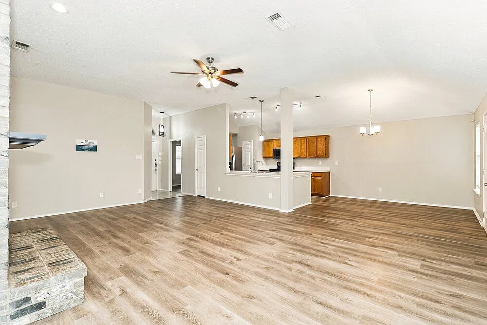 3 bed, 2.0 bath, 1616 sqft, $2,230 — Photo 4