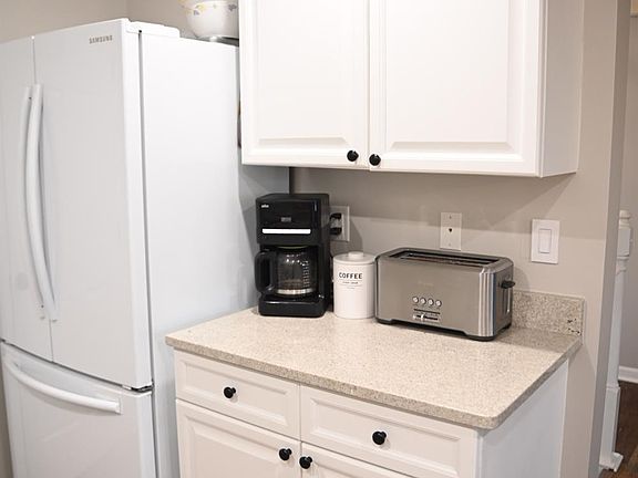5th image of 273 Victoria Dr Unit 13