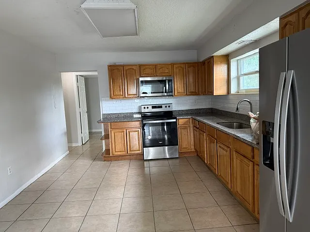 809 Lotus Ave — Photo 5