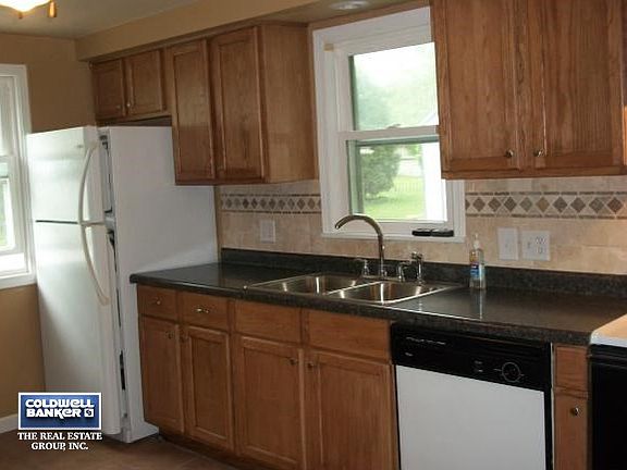 Kitchen Has All Appliances