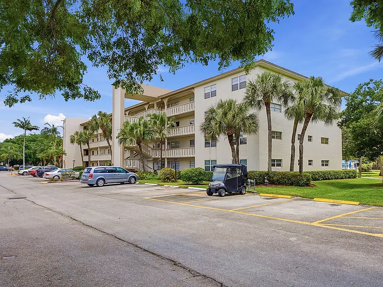 2401 Antigua Cir #J3 — Photo 25