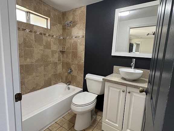 3rd image of 221 1/2 S Avenue 58