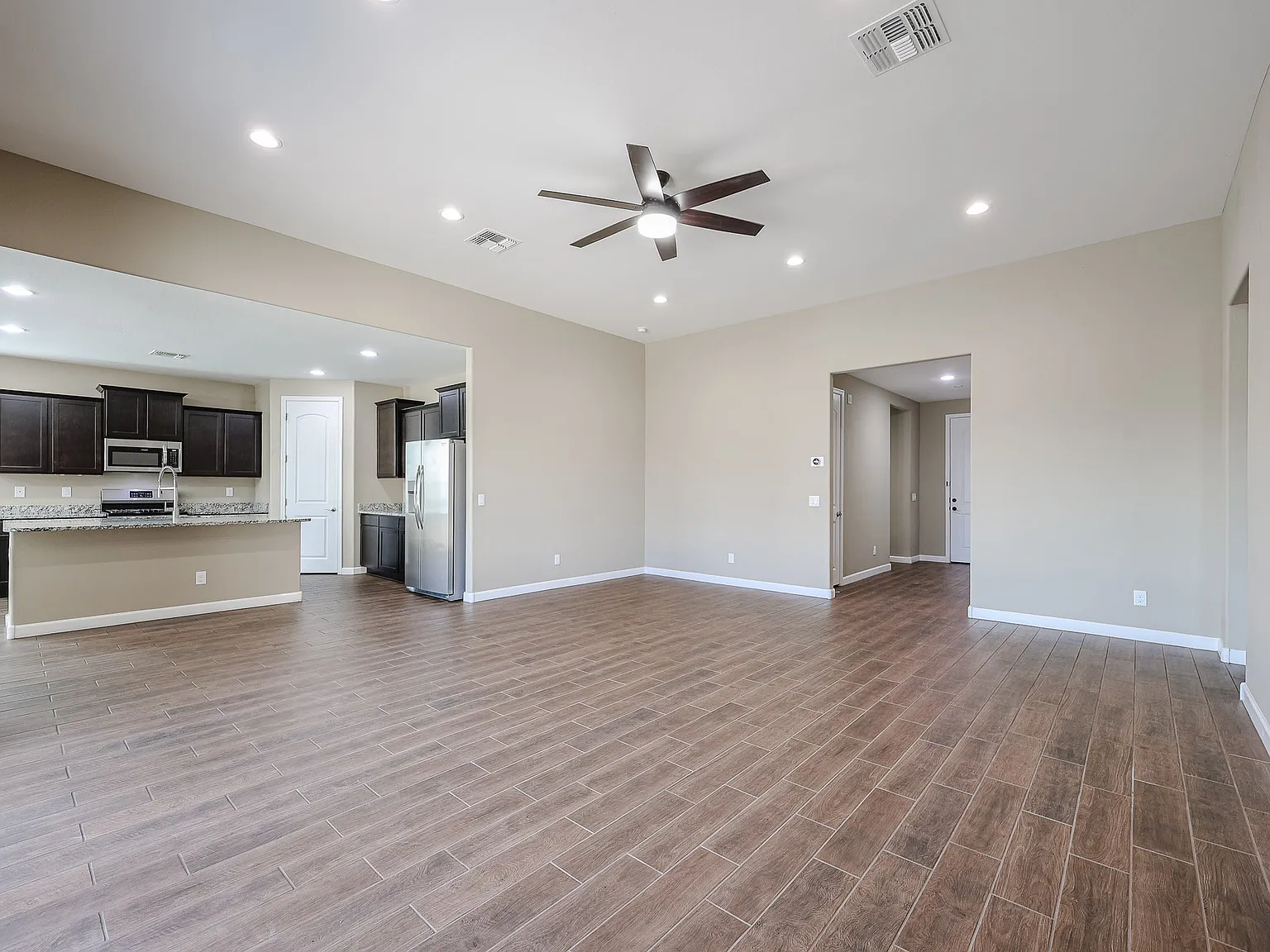 4 Bed + 2 Bath + 3 Car Garage in North Peoria — Photo 3