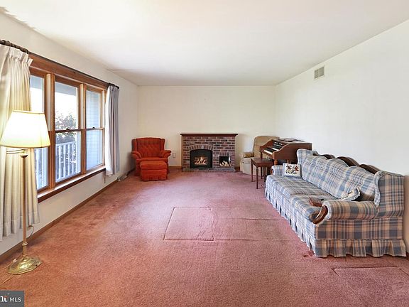 2nd image of 39 W Huntington Cir