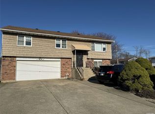 698 Shore Rd, Lindenhurst, NY 11757