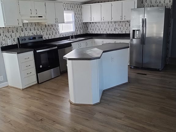 3rd image of 127 Shawn Dr