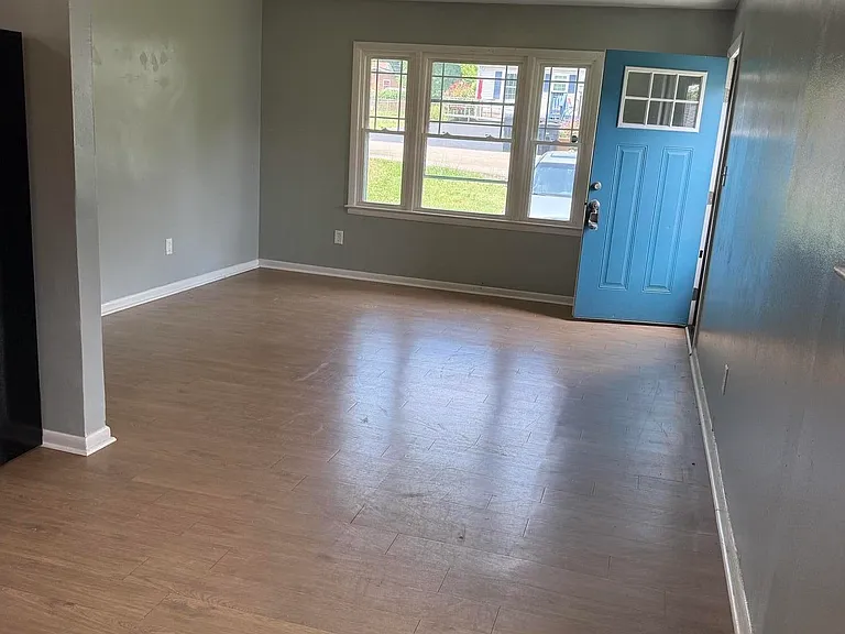 2031 Clinton Ave SE — Photo 2