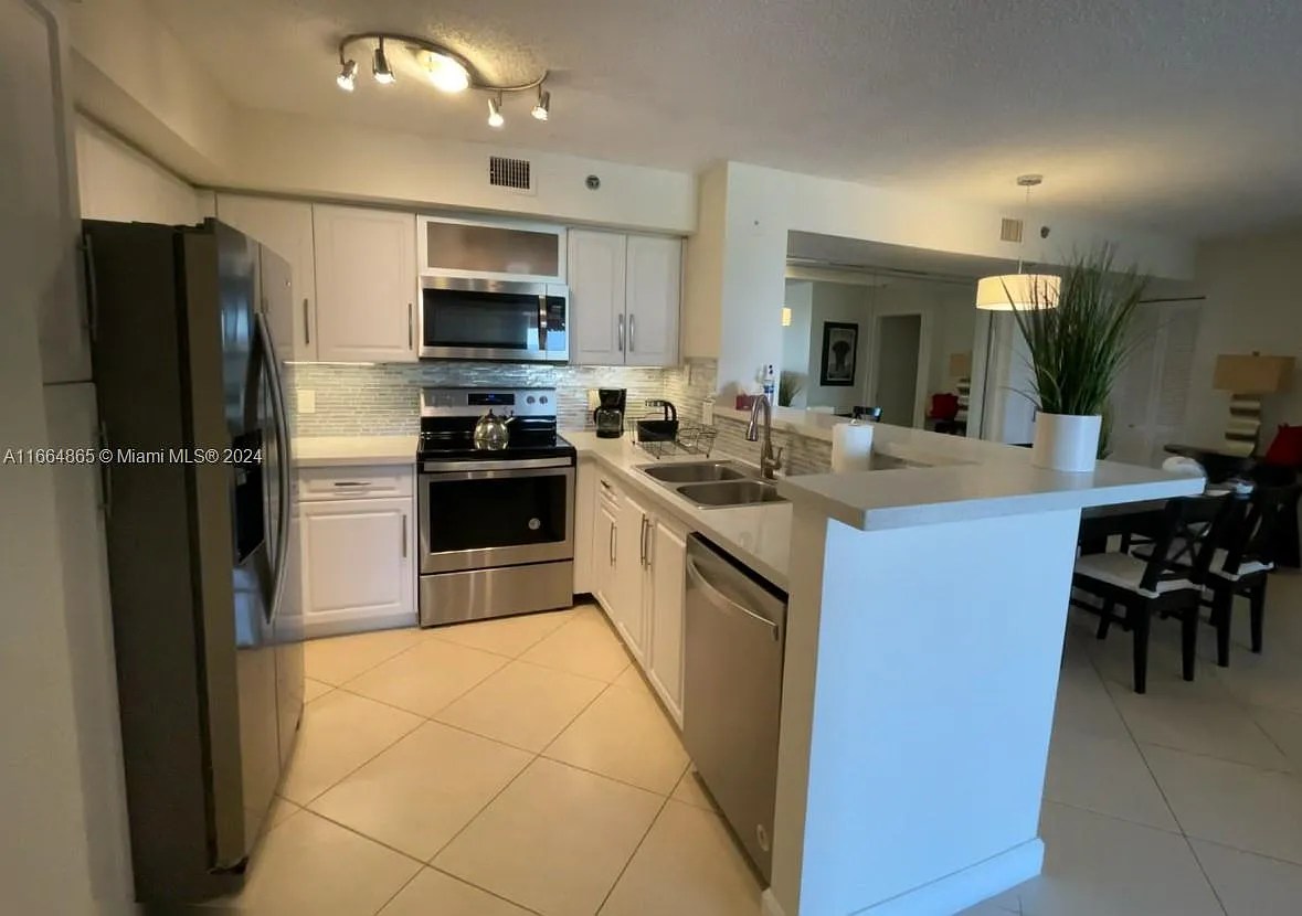 The Yacht Club At Aventur — Photo 1
