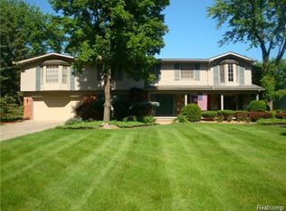 31320 Churchill Dr, Beverly Hills, MI