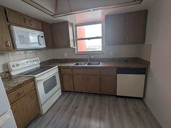 4th image of 1301 Miami Gardens Dr #1206W