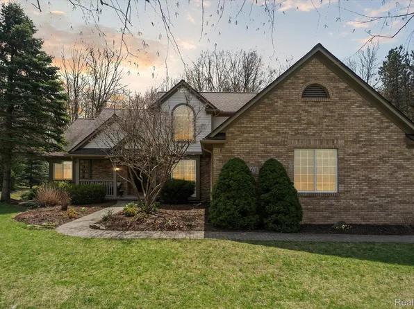 161 Howland Pines Dr, Oxford, MI 48371