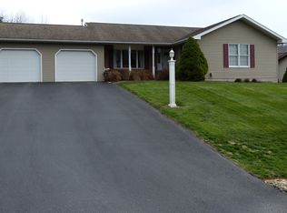 218 Greenbriar Rd, Lewistown, PA 17044