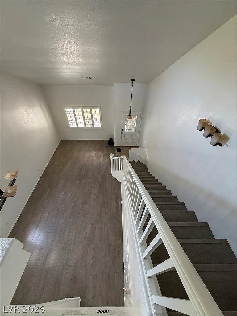 4 bed, 3.0 bath, 2041 sqft, $2,395 — Photo 3