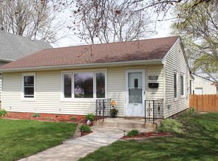 210 W Roberta Ave, Waukesha, WI 53186