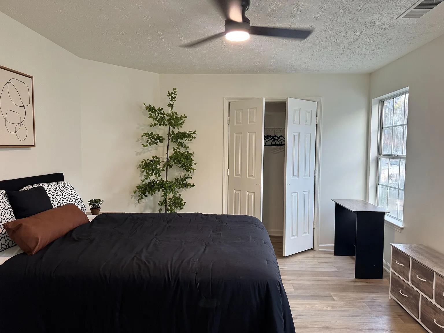 4 bed, 3.0 bath, 3000 sqft, $866 — Photo 2
