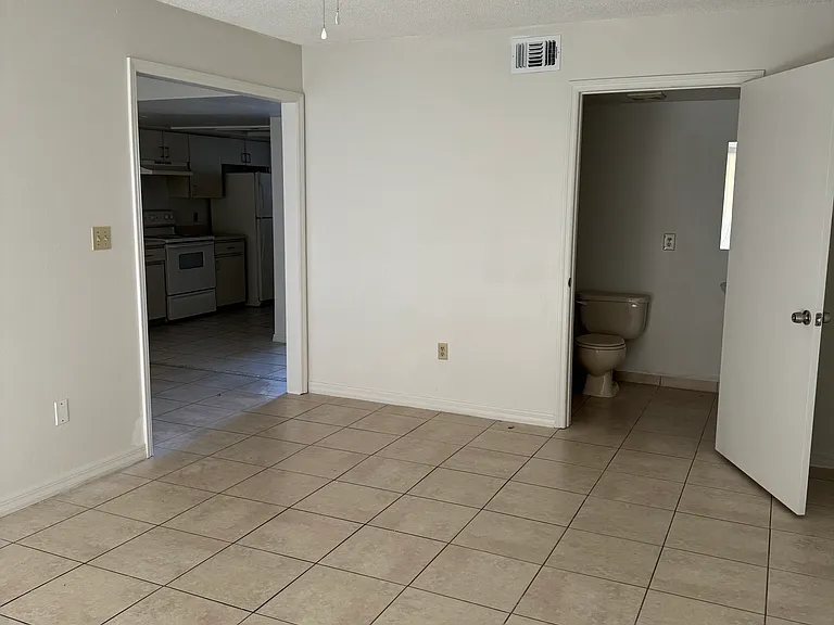 3220 W Oak St — Photo 11