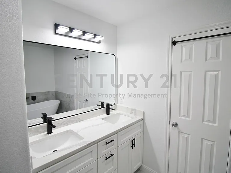 928 Oakcrest Dr — Photo 17