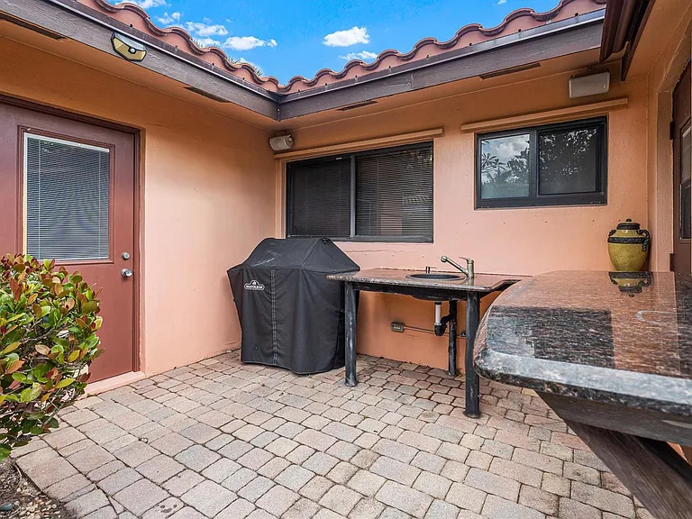 708 NW 6th Dr — Photo 32