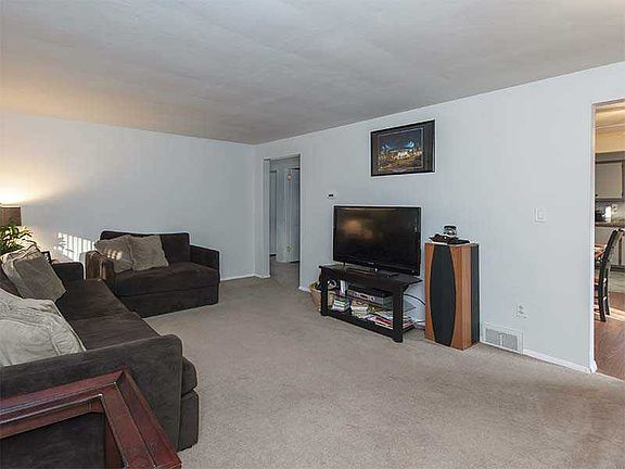 3rd image of 6107 Broad St