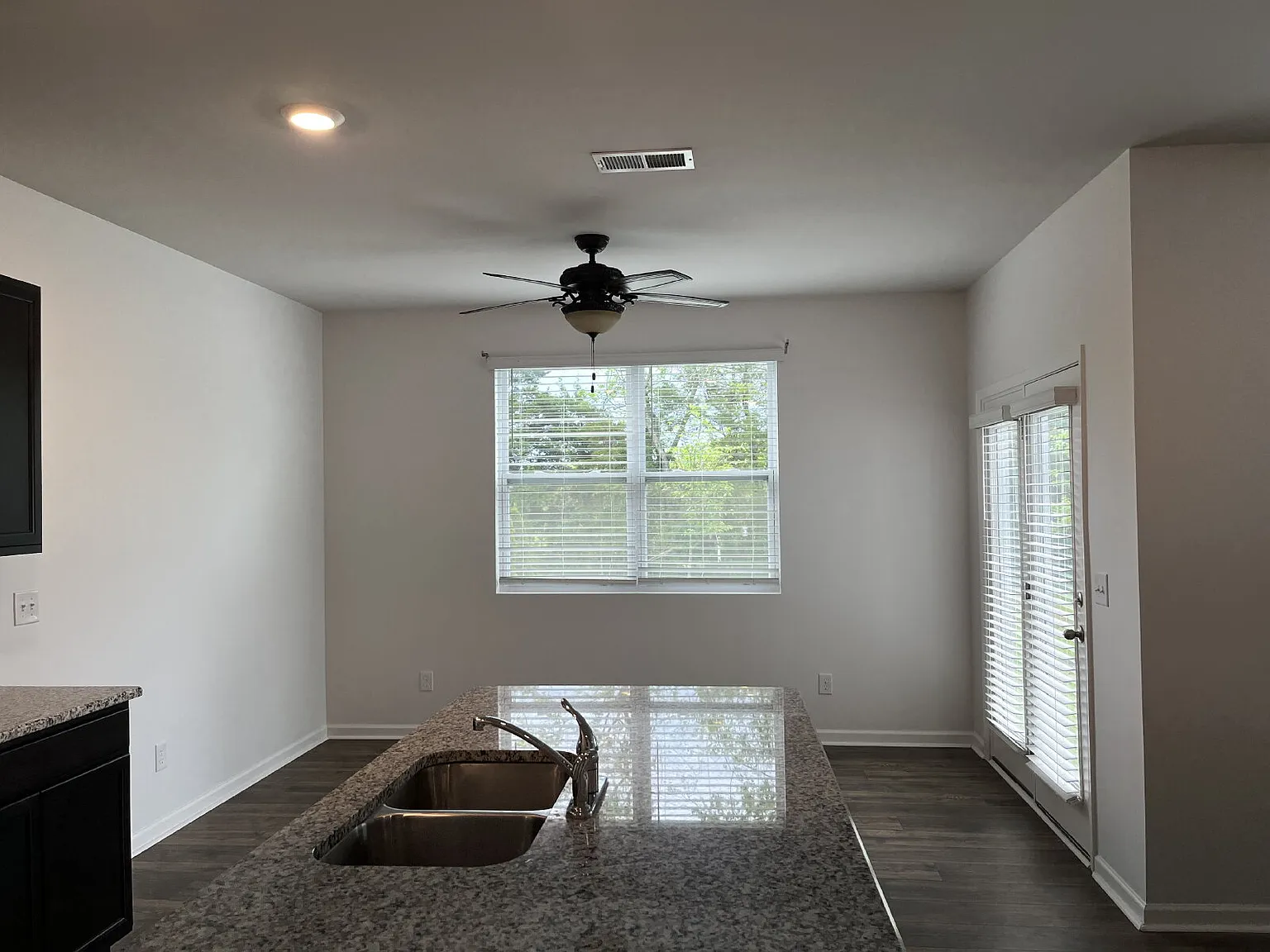 3 bed, 2.5 bath, 1800 sqft, $2,100 — Photo 3
