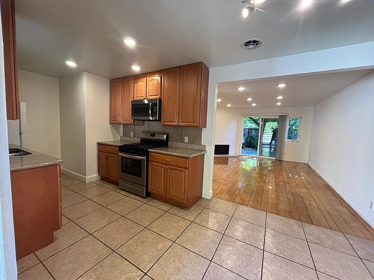 1594 Morgan Ln #A — Photo 2