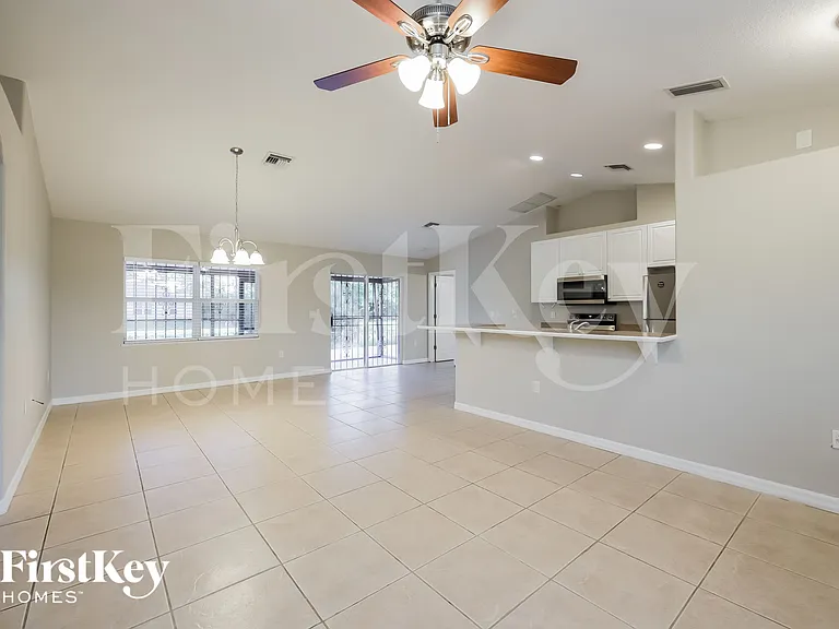 652 Keller St E — Photo 5