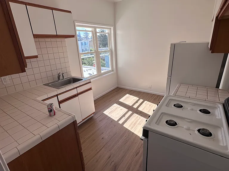 1672 Oxford St #17 — Photo 9