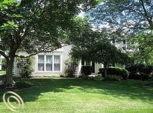 5232 Kingsfield Dr, West Bloomfield, MI